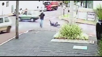 Vídeos mostram motorista fugindo após se envolver em colisão no Bairro Neva