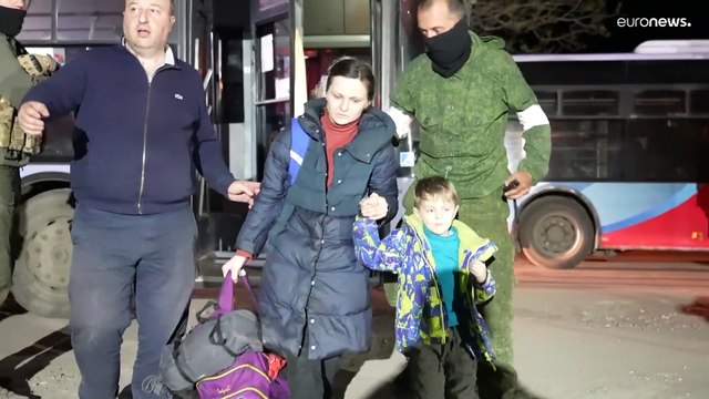Llegan al centro de refugiados de Zaporiyia en Ucrania los primeros evacuados de Azovstal