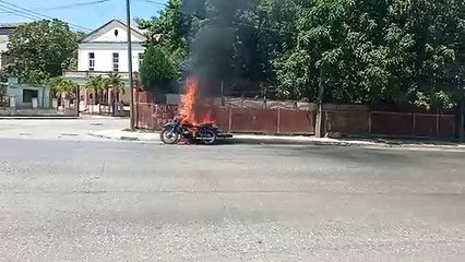 Moto se incendia en la Calzada de Luyanó