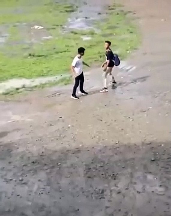 Un enfant calme deux élèves qui veulent se battre dans la cour de récréation