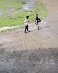 Un enfant calme deux élèves qui veulent se battre dans la cour de récréation