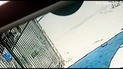 Câmera flagra colisão entre carro e moto no São Cristóvão