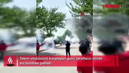 Sis bombası taraftarın elinde patladı!