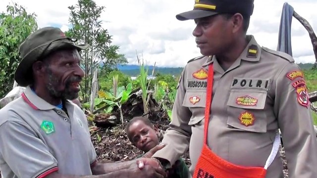 Wujud Nyata Hadirnya Ops Damai Cartenz 2022, Binmas Noken Wilayah Nduga Serahkan Sepasang Ternak Babi Dan 1.000 Ekor Bibit Ikan