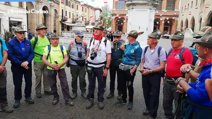Rimini, gruppo di alpini intona un canto in centro