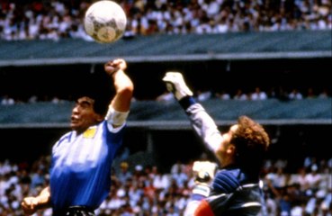 Camisa usada por Maradona no gol de ‘La Mano de Dios’ é arrematada por R$ 44 mi e revolta família