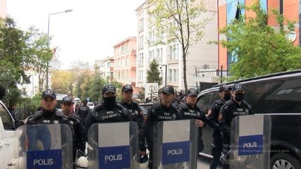 Evlat nöbeti tutan aileler HDP'ye siyah çelenk bıraktı, gerginlik yaşandı