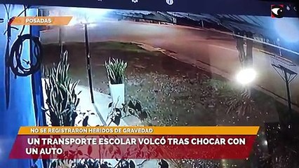 Un transporte escolar volcó tras chocar con un auto