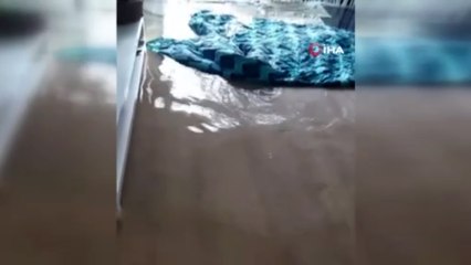 Eyüpsultan’da yol çöktü, bir evi su bastı
