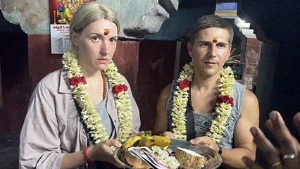 தமிழ் கலாச்சாரத்தின் பால் ஈர்க்கப்பட்டு ஆலயங்களில் தரிசனம் செய்து வரும் ரஷ்ய நாட்டு கணவன் மனைவி