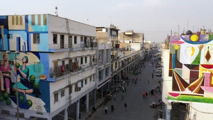 فنانة عراقية تلوّن رمادية بغداد بالجداريات