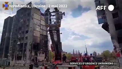 Ukraine: des pompiers sauvent un chat d'un bâtiment détruit