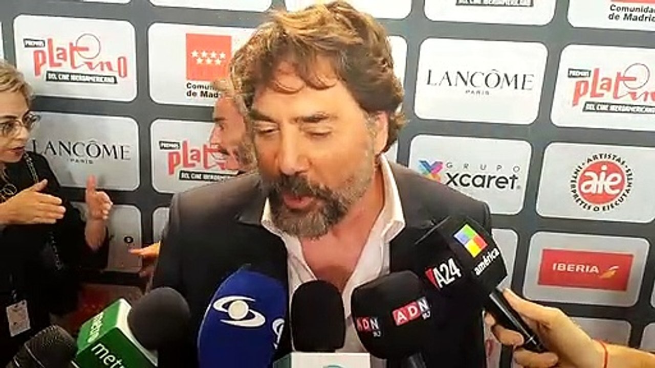 Javier Bardem atiende a la prensa tras ganar el Premio Platino al mejor actor protagonista por "El buen patrón"