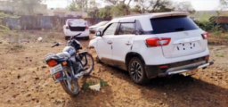 VIDEOबिना नम्बरी लग्जरी कार में लादकर ले जा रहे थे 52 किलो अवैध डोडा चूरा दस किलोमीटर तस्करों का पीछा करती रही पुलिस