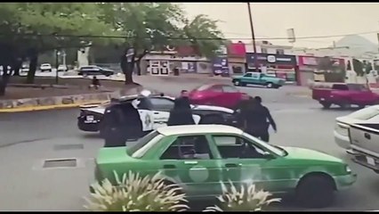 Captan a policías de Monterrey peleando en vía pública
