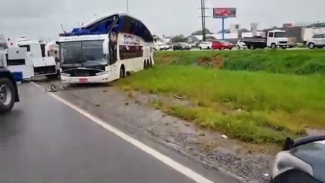 Ônibus capotado em Florianópolis é retirado da via Expressa