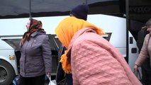 Voluntários entregam pão e retiram civis ucranianos