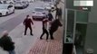 Sokak ortasında kadını darp eden adamı vatandaşlar tekme tokat dövdü