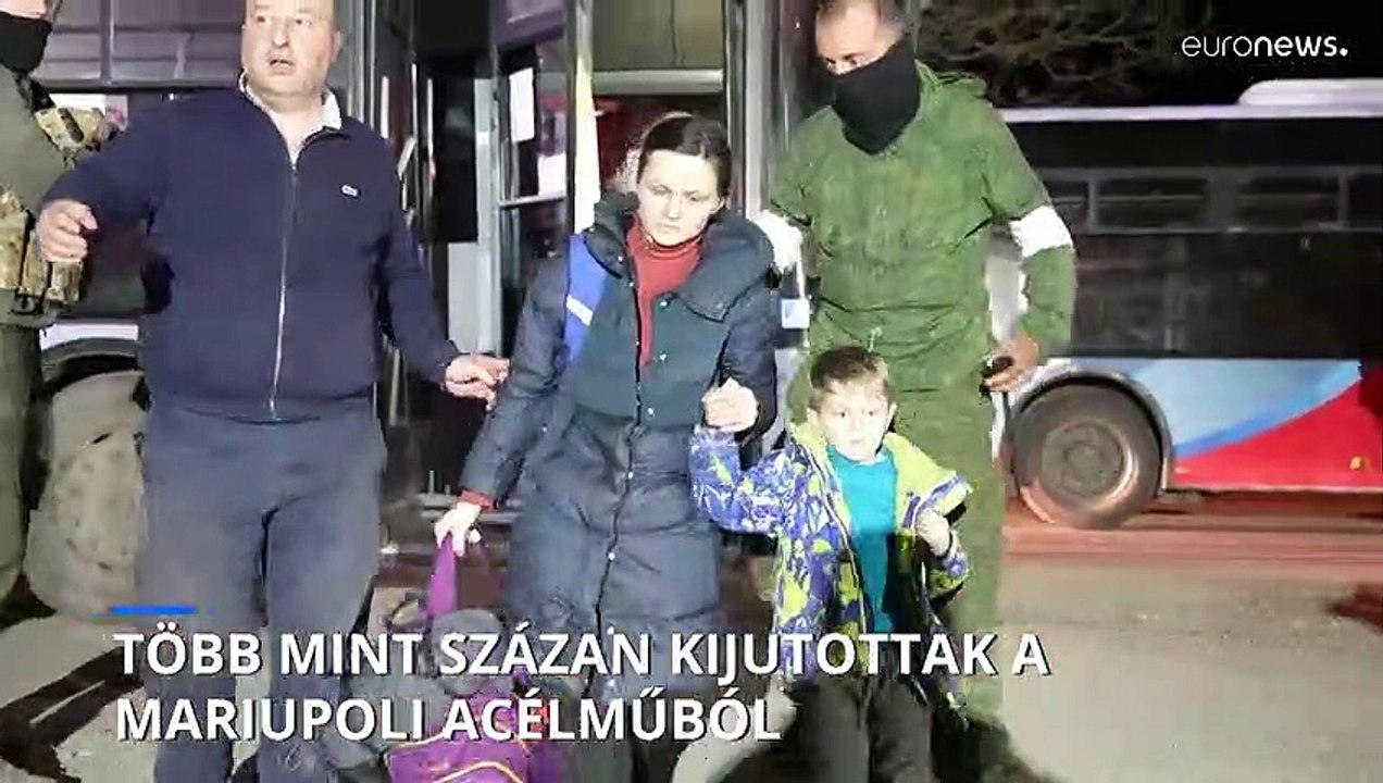 Több mint száz civil kijutott Mariupolból, de hétfőn az oroszok újra lőtték az acélművet