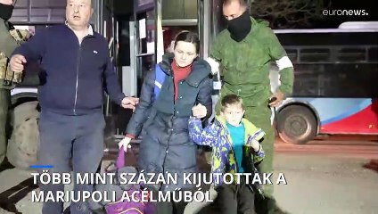 Több mint száz civil kijutott Mariupolból, de hétfőn az oroszok újra lőtték az acélművet