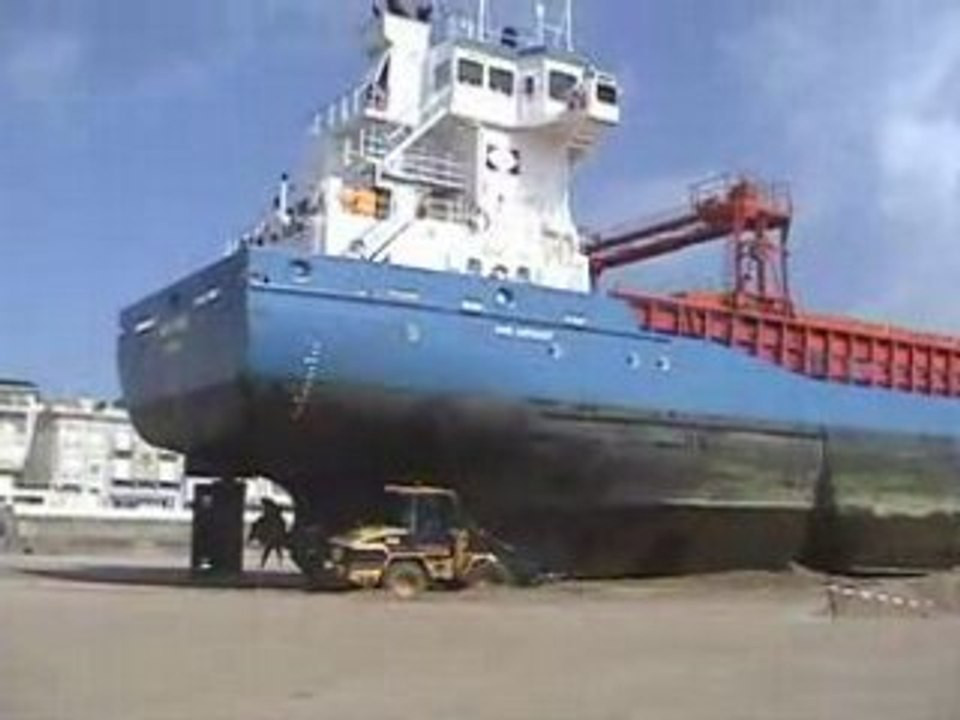 Un cargo échoué aux Sables d'Olonne