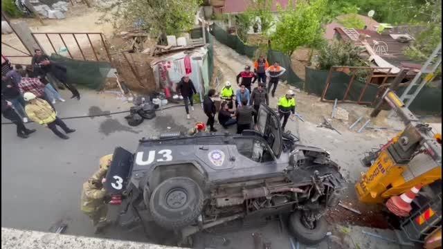 Sarıyer'de zırhlı polis aracının devrilmesi sonucu 2 polis yaralandı