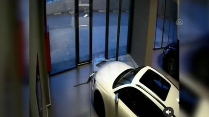 Bağcılar'da camını kırarak girdikleri galeriden motosiklet çaldılar