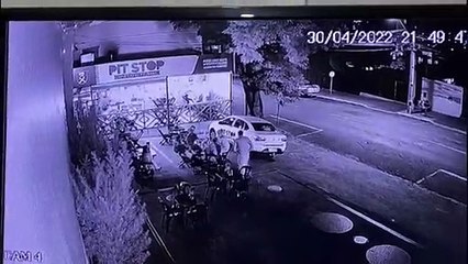Novas imagens: Veja homem nu chegando em lanchonete e atacando clientes no Centro de Cascavel
