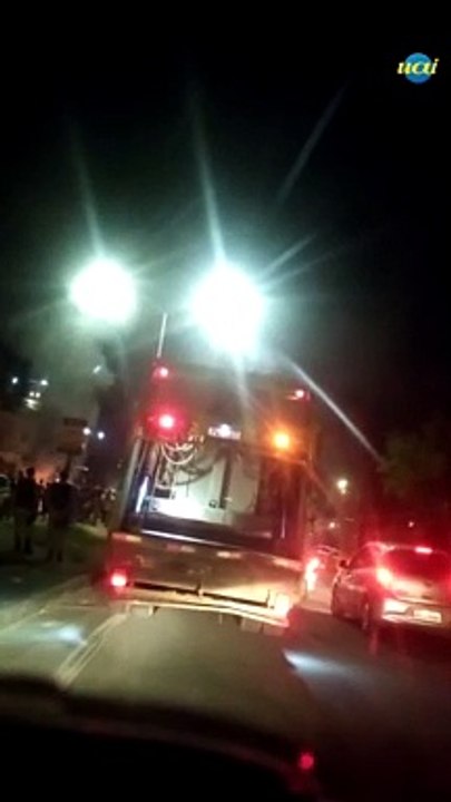 Moradores queimam pneus na MG-20 em protesto às...