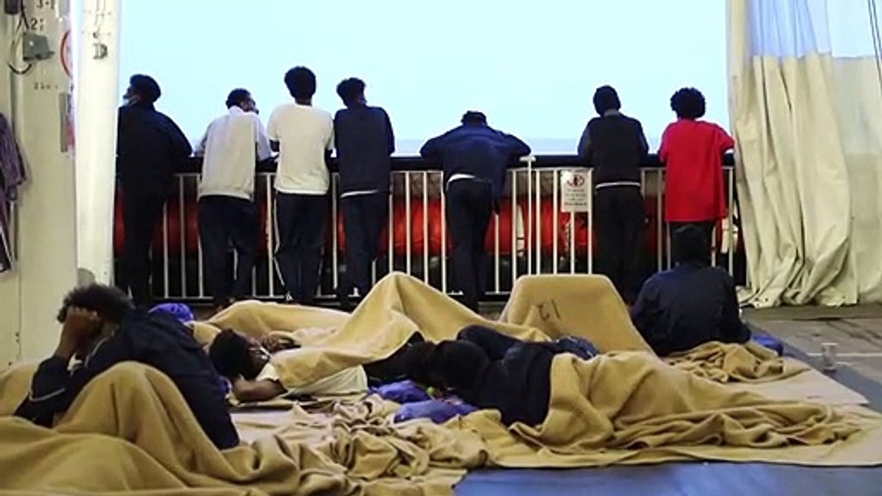 Migrantes torturados en Libia reciben primeros auxilios en barco ambulancia de MSF