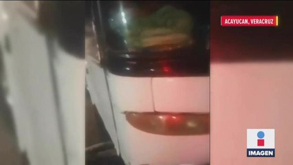 Camión con migrantes escapa de punto de revisión y desata balacera en Veracruz