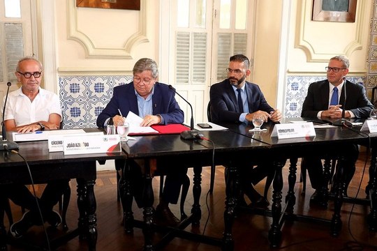 João Azevêdo assina protocolo de instalação de nova unidade da AeC com geração de 3 mil empregos