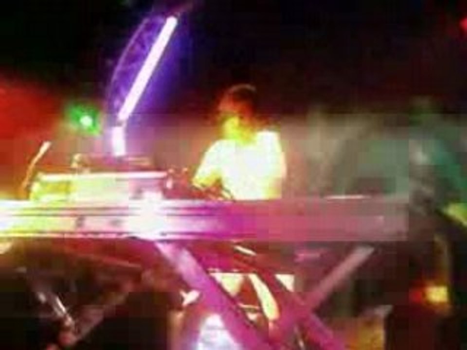 John Louly mix live au Titan le 08.03.08 - video 3