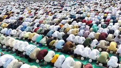 खुदा की बारगाह में झुके हजारों सिर, अकीदत से मनाई जा रही है ईद