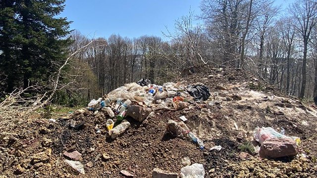 Karlar eridi, tatilcilerin bıraktığı çöpler gün yüzüne çıktı