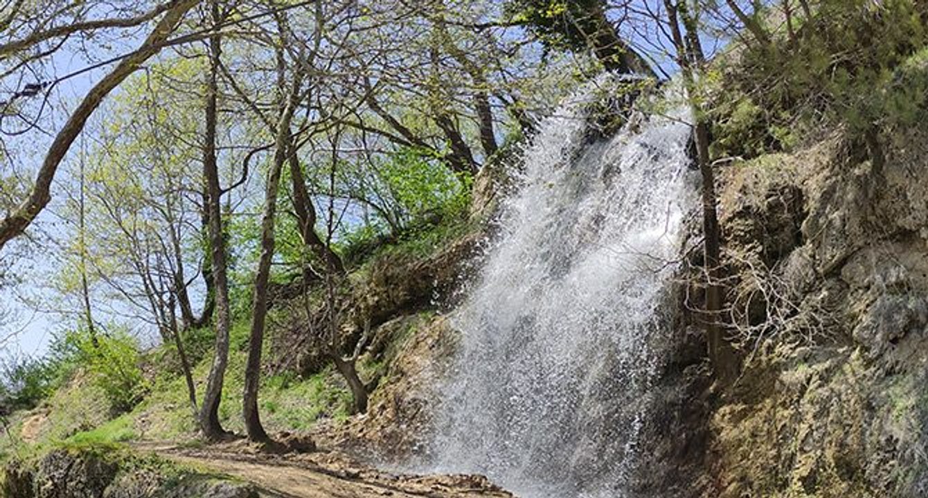 Bu köyün içinde şelale akıyor gören hayran kalıyor