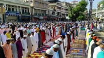 मुस्लिम समुदाय ने मंगलवार को ईद का त्योहार मनाया । पलटन की मस्जिद में सुबह  ईद की नमाज अदा की।