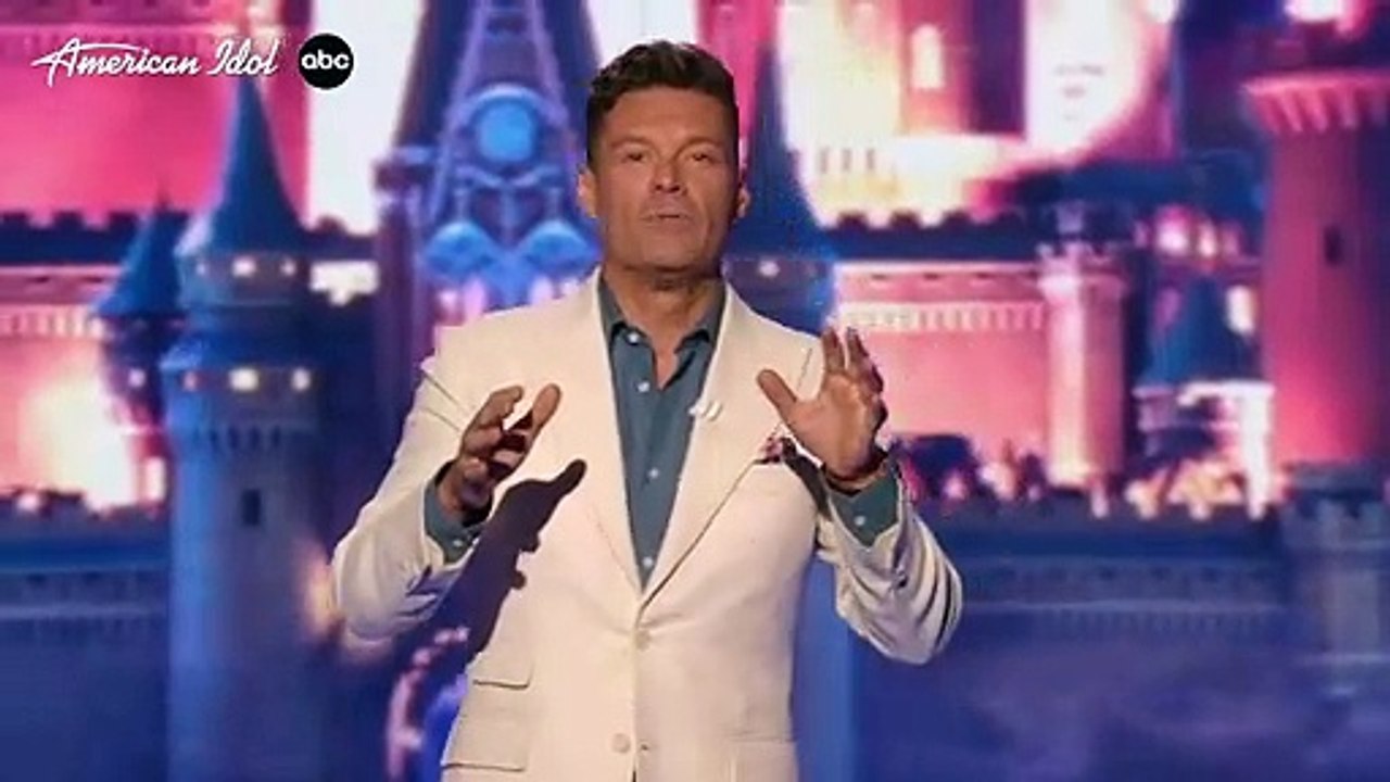 La chanteuse Katy Perry fait une chute lors de l’émission américaine "American Idol" et provoque un fou rire sur le plateau - VIDEO