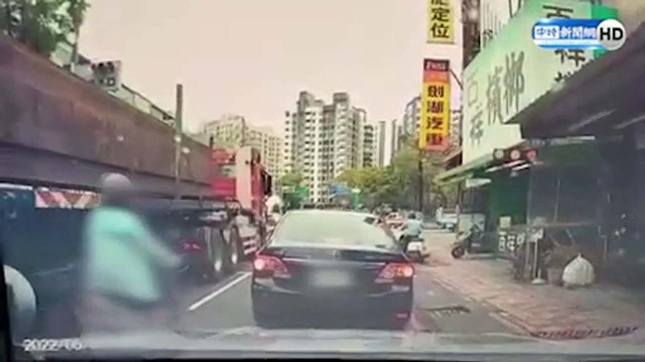 驚悚影片曝！女騎士硬鑽車縫 聯結車二度碰撞險成輪下魂