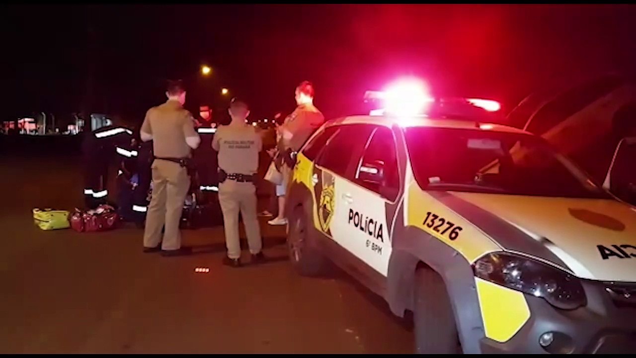 Sob efeito de substâncias químicas, homem acerta guard rail de ré na PRc-467, entra em surto e sobe em telhados