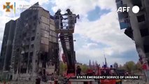 فرق الإطفاء الأوكرانية تنقذ هراً من مبنى مدمر في بوروديانكا