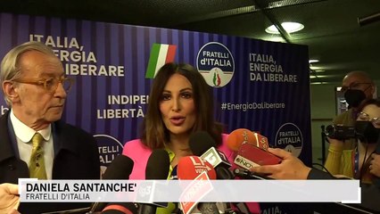 FdI, Giorgia Meloni: "Noi, la voce delle partite Iva". Poi lo show alla domanda sulle camicie nere