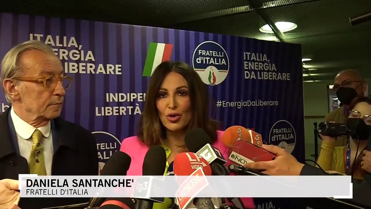 FdI, Giorgia Meloni: "Noi, la voce delle partite Iva". Poi lo show alla domanda sulle camicie nere