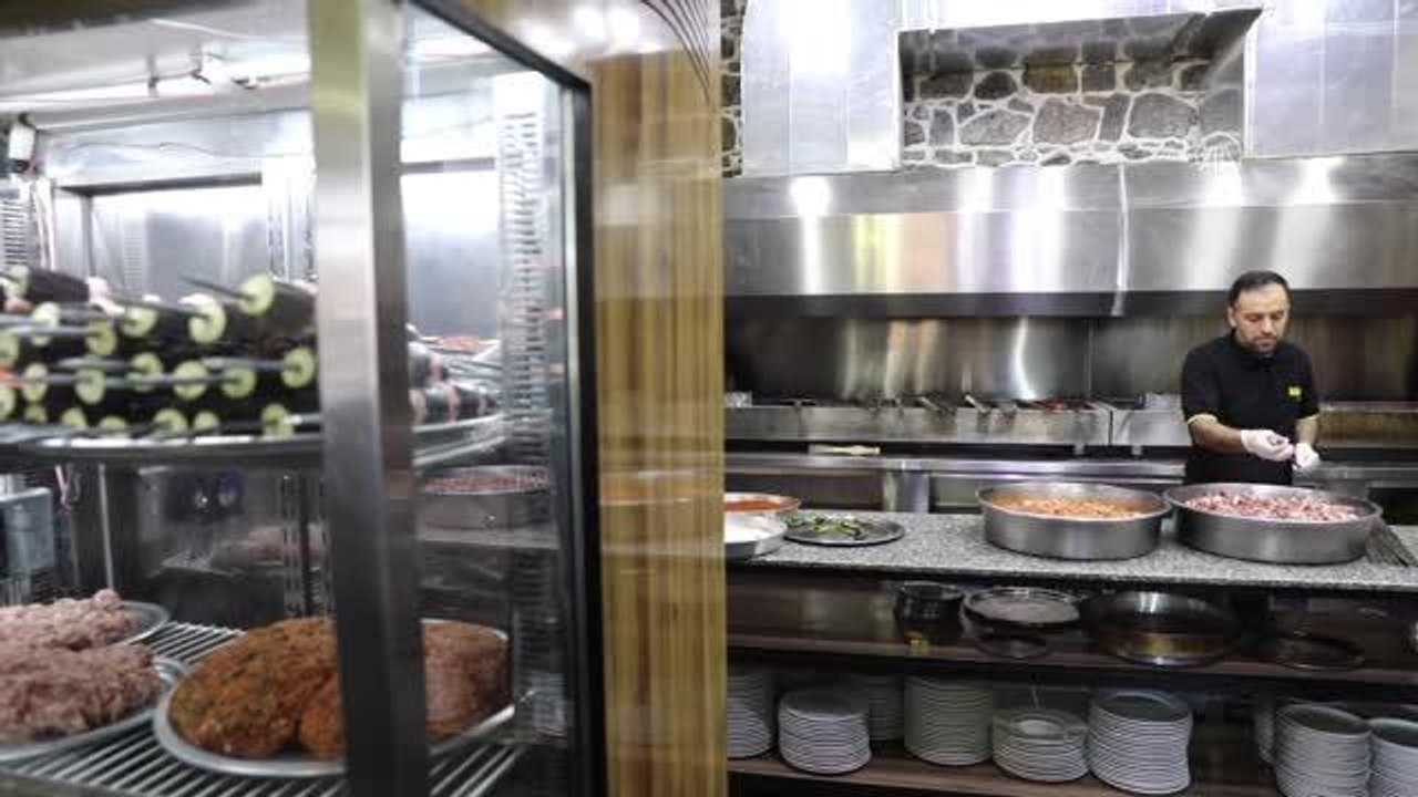 DİYARBAKIR - Sınırlı miktarda hazırlanan lezzet: Kemikli kebap