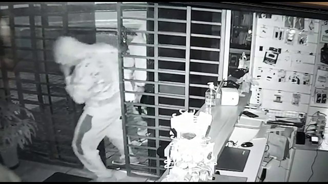 Câmeras flagraram ação de ladrões que deixaram grande prejuízo em loja de assistência técnica no Universitário