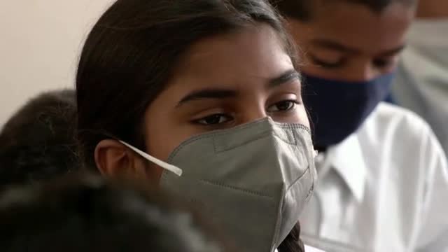 La subida de precios expulsa a millones de escolares de los colegios privados de la India