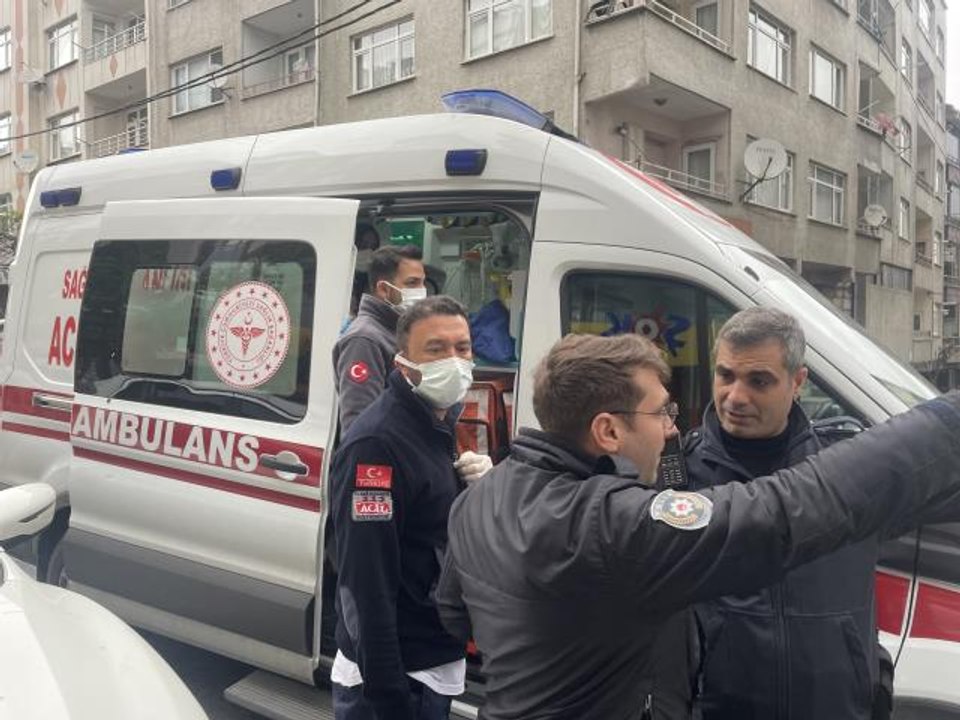 Son dakika haberleri... İstanbul'da yangın çıkan apartmanda mahsur kalan aileyi itfaiye kurtardı