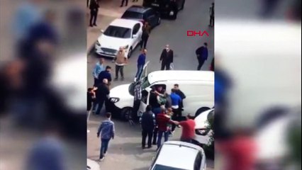 İstanbul’da tekmeli, yumruklu, çöp kovalı trafik kavgası kamerada! Sokak sakinlerinden linç girişimi