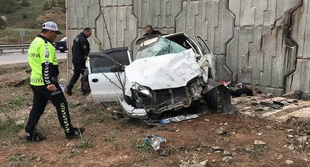 Otomobil, üst geçidin duvarına çarptı: 1 ölü, 5 yaralı