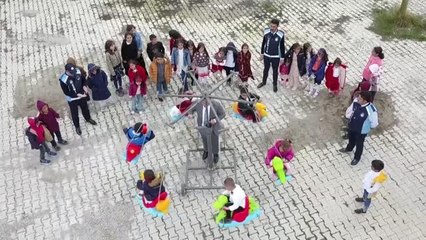 Çaldıran Belediyesi'nden çocuklara "atlıkarınca" sürprizi
